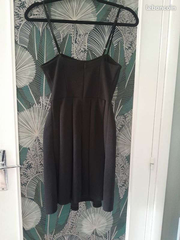 Petite robe noire petite bretelle fine plissée taille inconnue