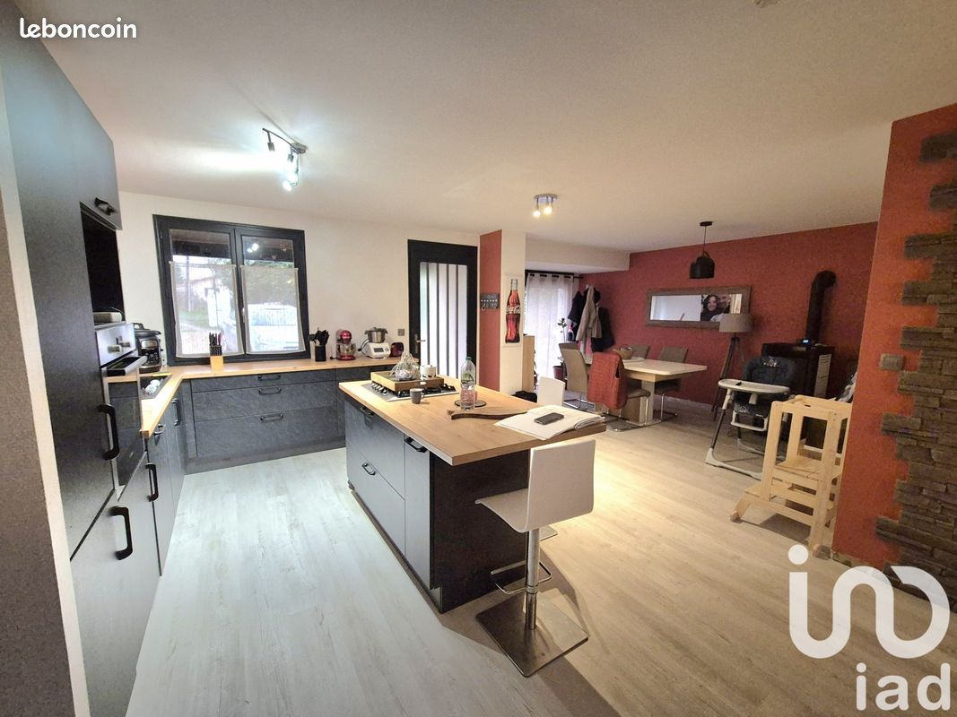 Propriété 6 pièces 100 m² - Chadurie 16250 (image principale 6)