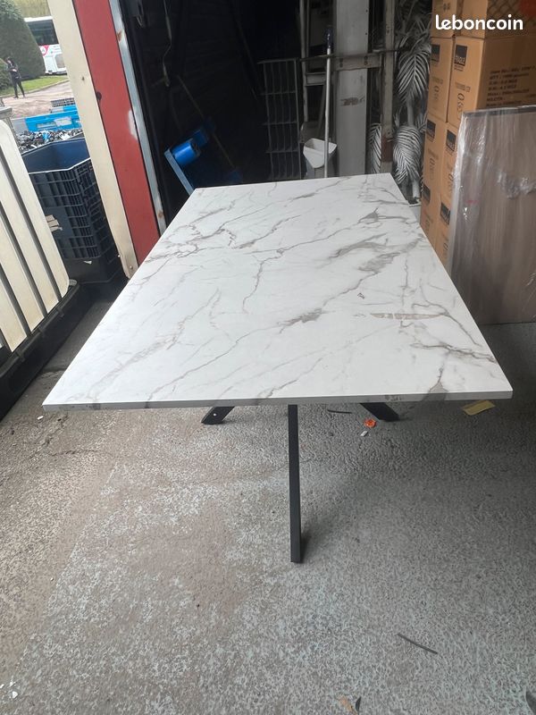 Table de salle a mangé avec effet marbre (image 3)