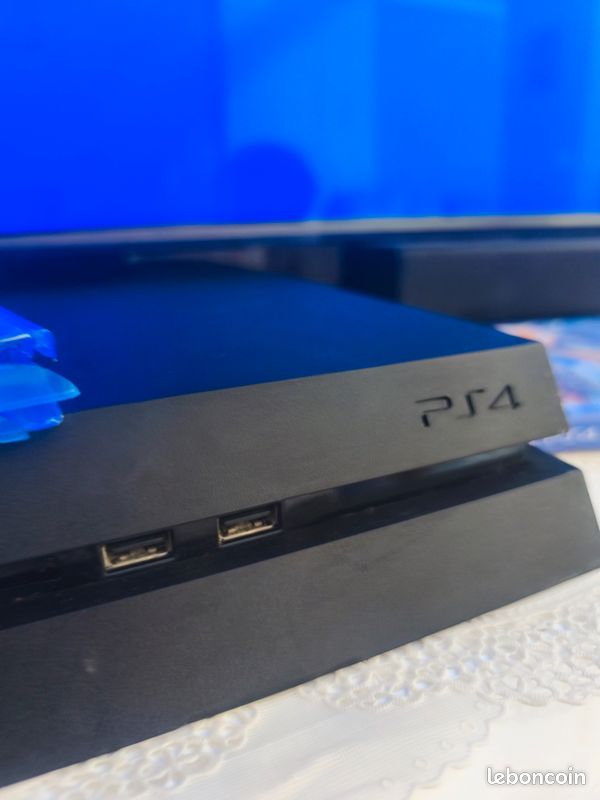 PlayStation 4 (image 2)