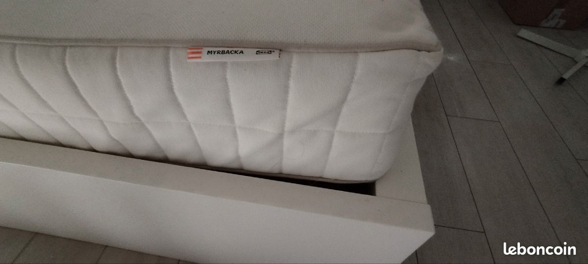 Lit complet avec sommier et matelas à effet mémoire. Urgent cause déménagement. Négociable raisonnablement (image 2)