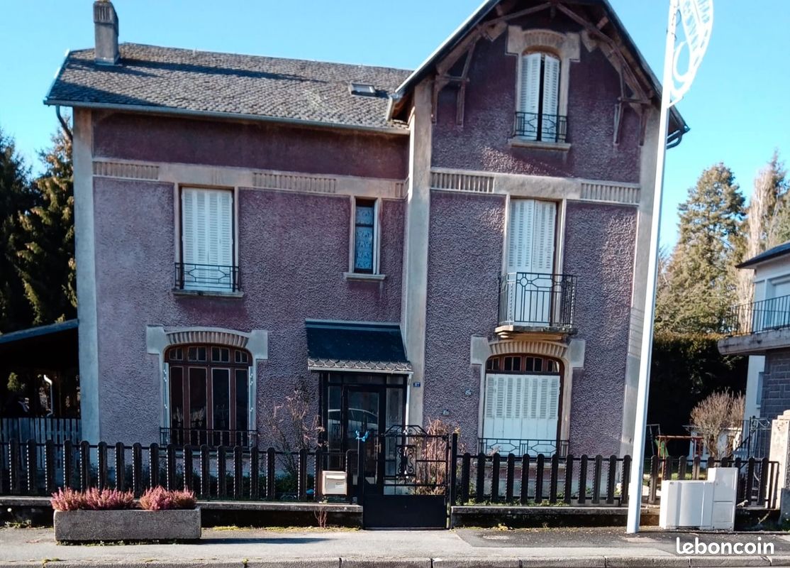 Maison 10 pièces 200 m² · à Ussel · 200 m² · 900 €