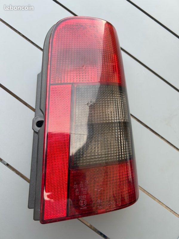 Feu arrière droit Partner Berlingo 1 (image 1)
