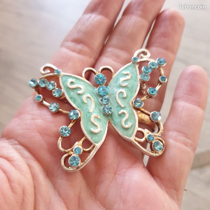 Broche papillon en métal argenté émaillé turquoise, strass bleus, 6cm (image 4)