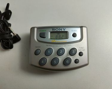 L'ancien récepteur radio rétro en bois est en très bon état. L'artefact