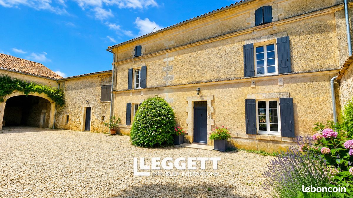 Maison 10 pièces 275 m² · à Mosnac-Saint-Simeux · 275 m² · 577 700 €