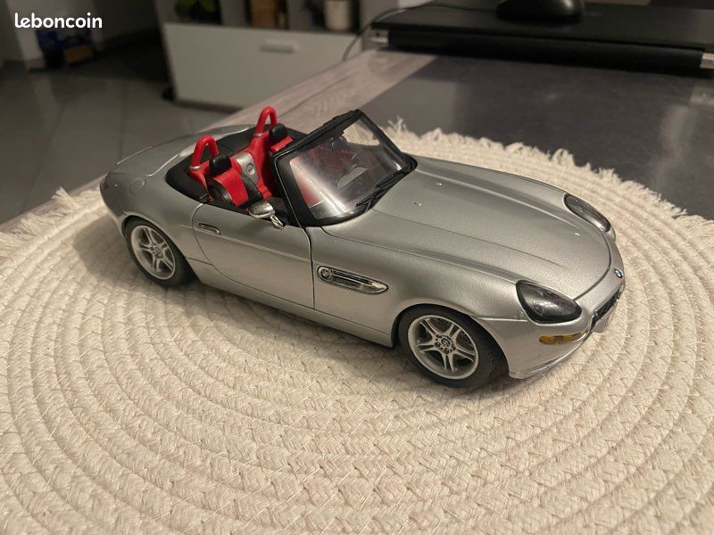 BMW z8 burago 1/18 - Modélisme