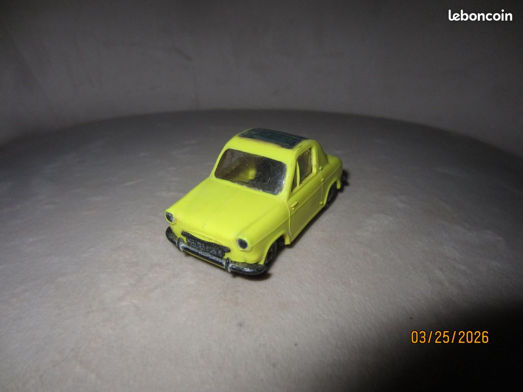 Norev Vespa 400 Jaune – Miniature 1/43 – Zamac – Manque Flap – Occasion