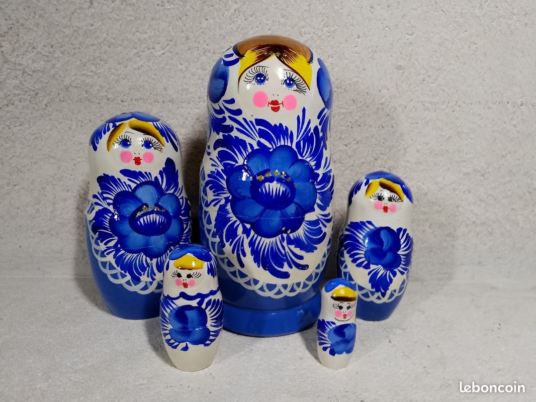 Matriochka Traditionnelle 5 Pièces – Poupées Russes Peintes à La Main – Bleu Et Fleurs Jaunes