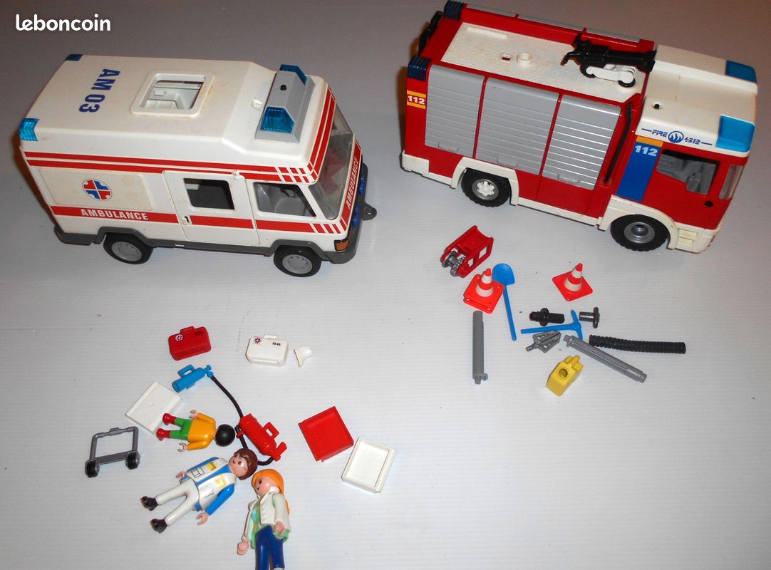 Playmobil 3925 camion ambulance et 4821 camion pompier (image 1)