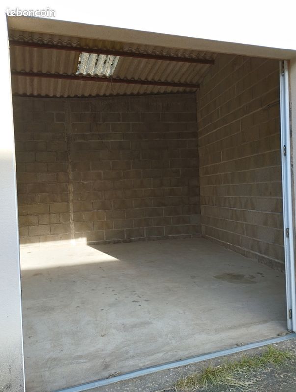 GARAGE VALANJOU 30 m2 · à Chemillé-en-Anjou · 77 €/mois