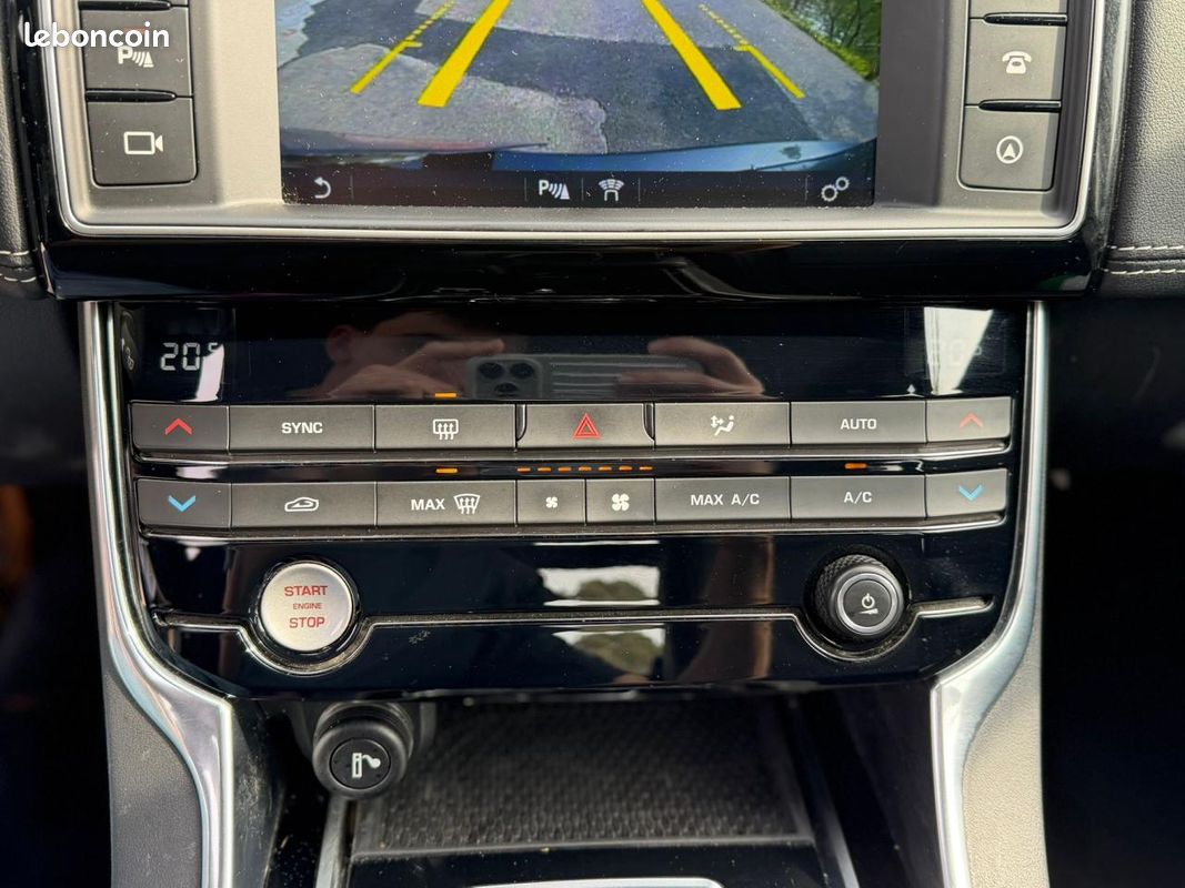 JAGUAR XE 2.0 D - 180 - BVA - AWD BERLINE R-Sport PHASE 1 (image 20)