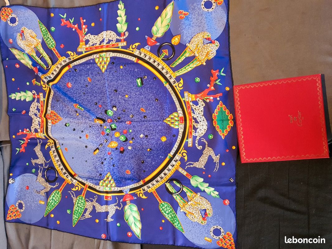 Tres joli foulard modèle Léopard signé Must de Cartier Paris (image 1)