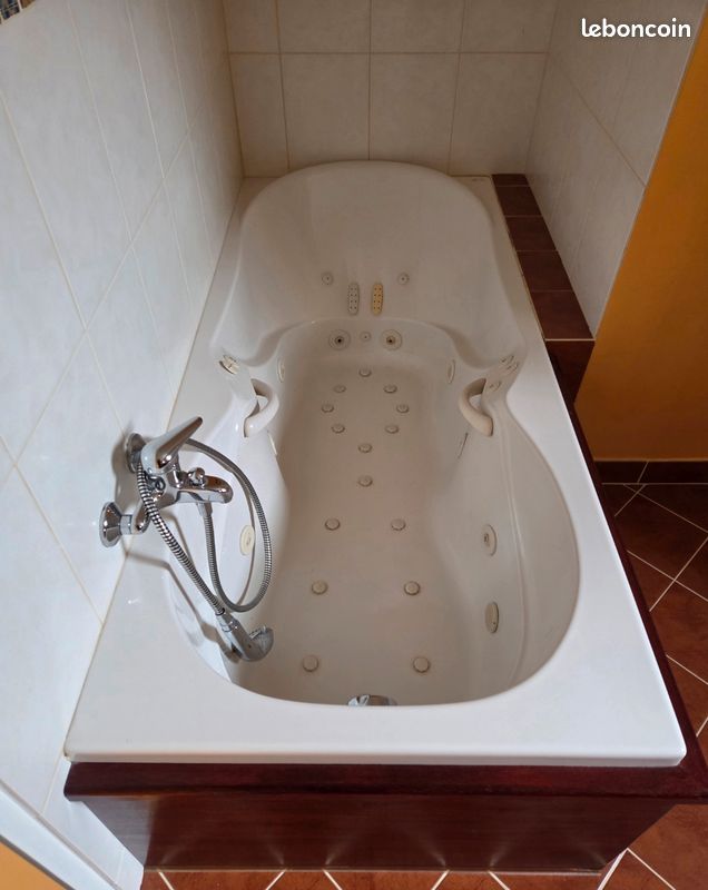 Baignoire balnéo Kinedo (image 1)