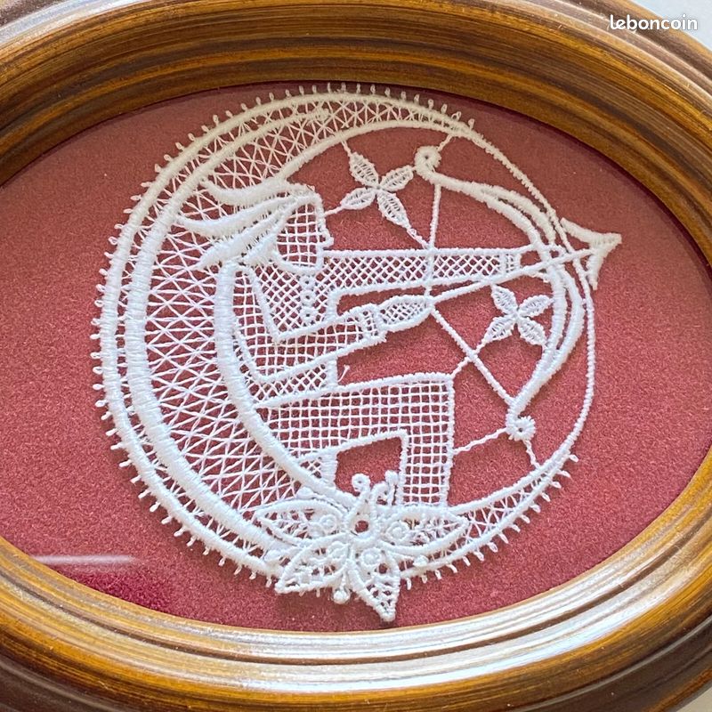 Dentelle Fuseaux Bruges Motif Personnage et Lune - Sous Verre Médaillon - Ancien (image 5)