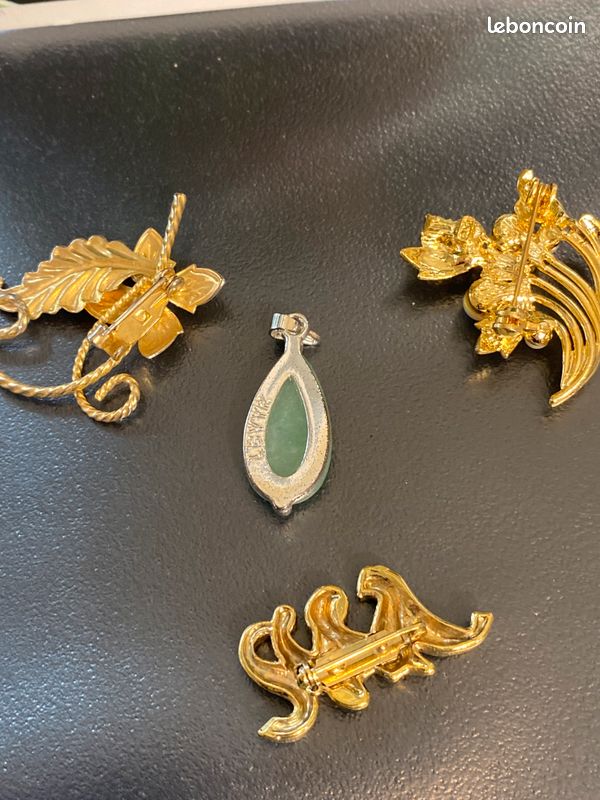 Lot Bijoux Fantaisie : Broches, Pendentifs Et Bracelet – Teinte Dorée – Occasion