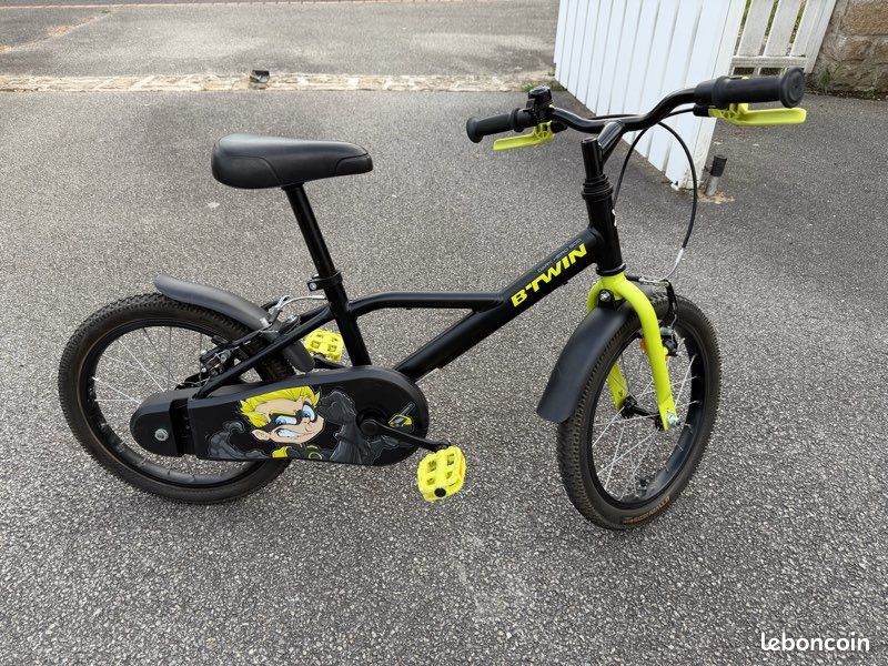 Vélo enfant B’TWIN 16 pouces 500 Dark Hero – 4 à 6 ans – Très bon état (image 1)