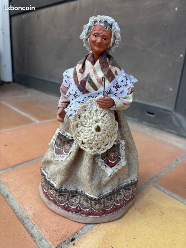 Grand Santon de Provence femme au Crochet Terre Cuite (image 1)