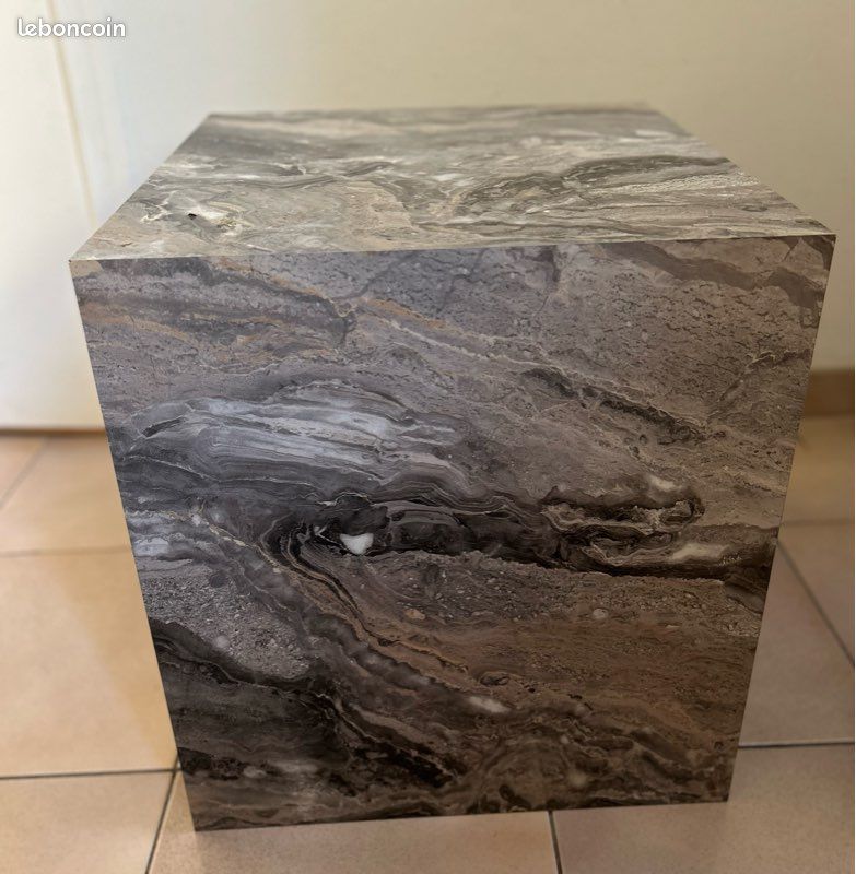 Cube imitation marbre - table d’appoint design (image 1)
