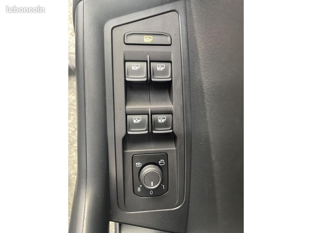 VOLKSWAGEN T-ROC CARAT / 2.0 L TDI / 150 Ch / 4 MOTION / BV DSG / 1 ERE MAIN / TOIT OUVRANT (image 40)
