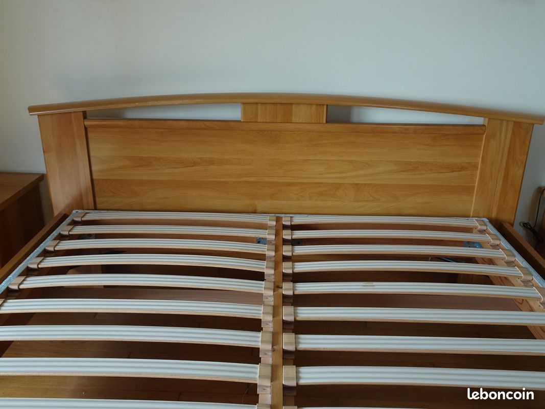 LUXOAK Lit en bois massif 140 x 200 cm avec tête de lit inclinée, design mi- siècle, lattes en bois stables, pas de sommier tapissier nécessaire, silencieux, marron noir