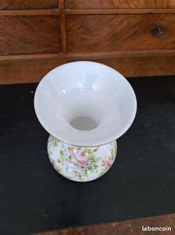 VASE OPALINE BLANCHE à décor Peint à la Main de ROSES & Feuilles marqué PARIS Céramique
