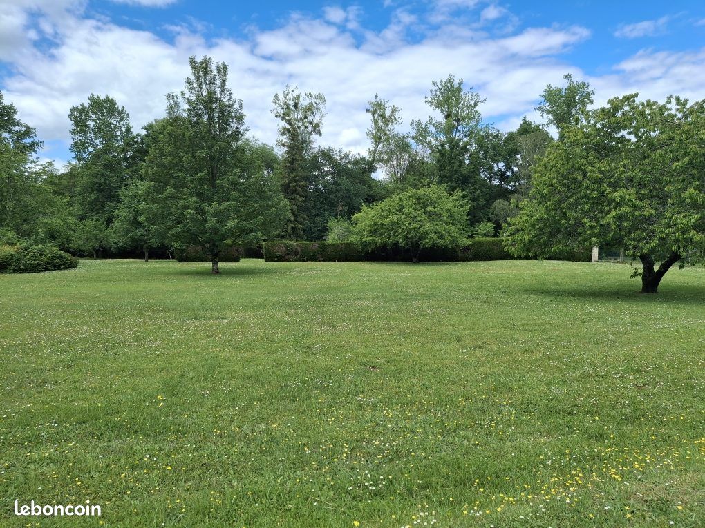 Terrain 1000 m² · à Chasseneuil-sur-Bonnieure · 1 000 m² · 35 000 €
