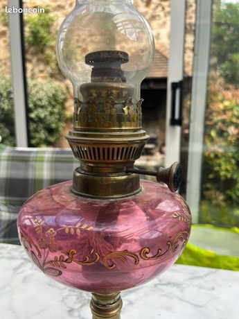 Lampe à Pétrole Vintage - Cuve En Verre Rose Et Cheminé En Verre
