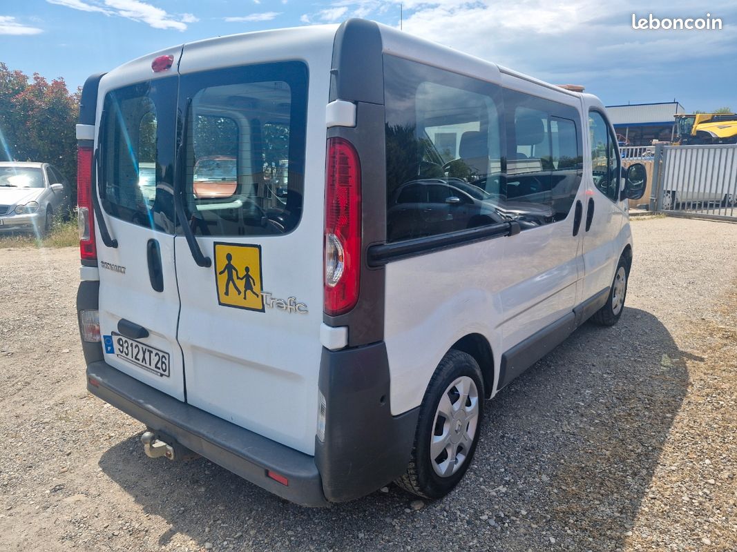 Renault trafic 2l dci 90ch 9 places 1er main ATTELAGE (image 2)