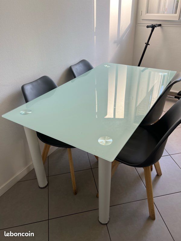 Table à manger ( sans les chaises) (image 1)