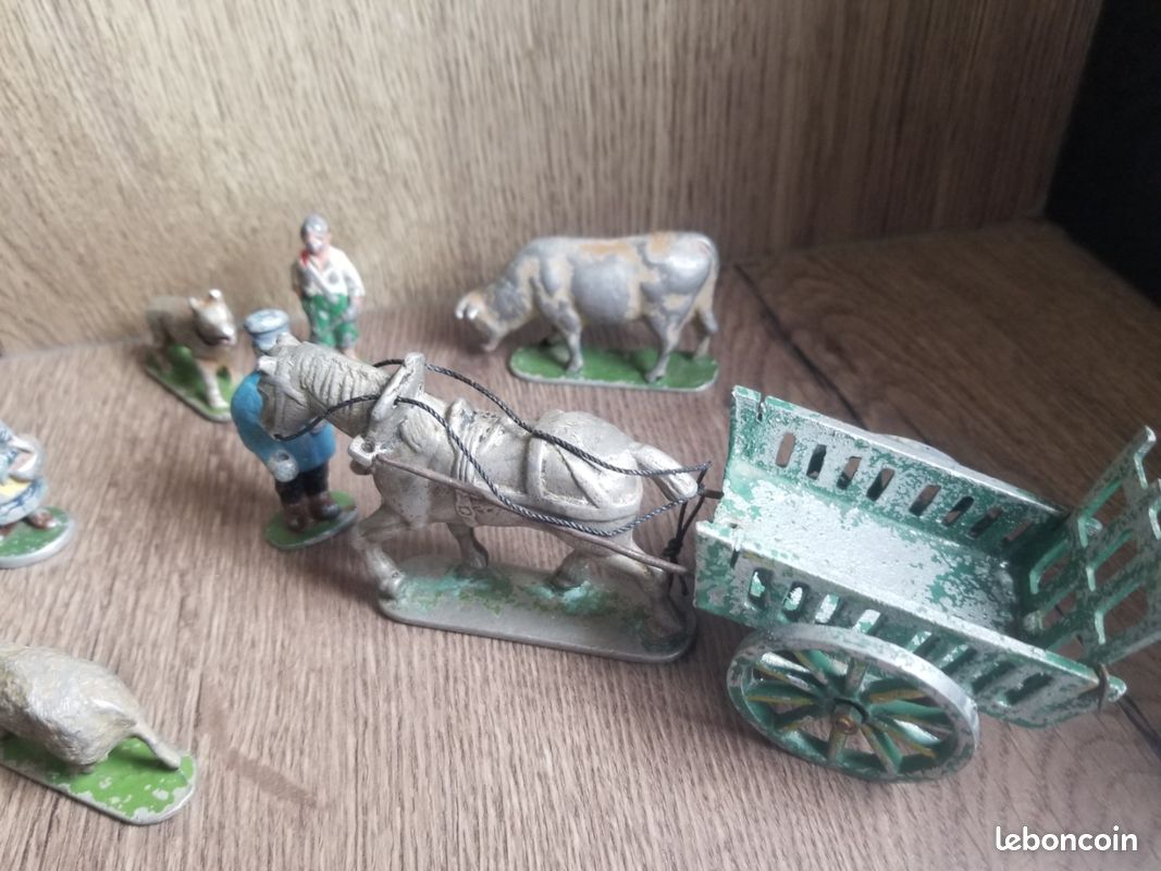 Miniature Quiralu - Le Seau De La Ferme - Objet De Collection En Plomb Peint Français