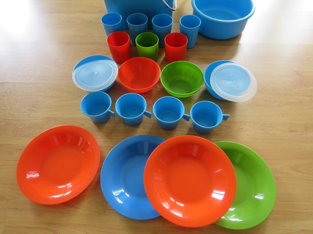Set de vaisselle de camping  4 assiettes, 4 bols et 4 tasses