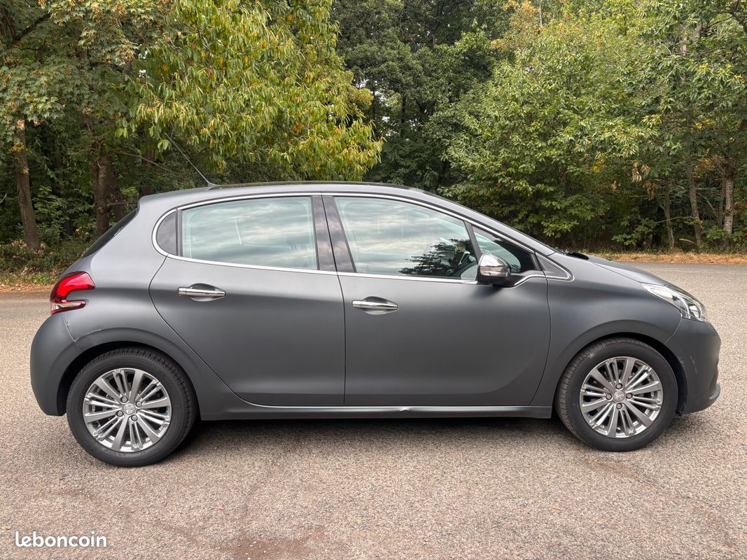 PEUGEOT Phase II 208 1.2 110 cv Allure (image 6)