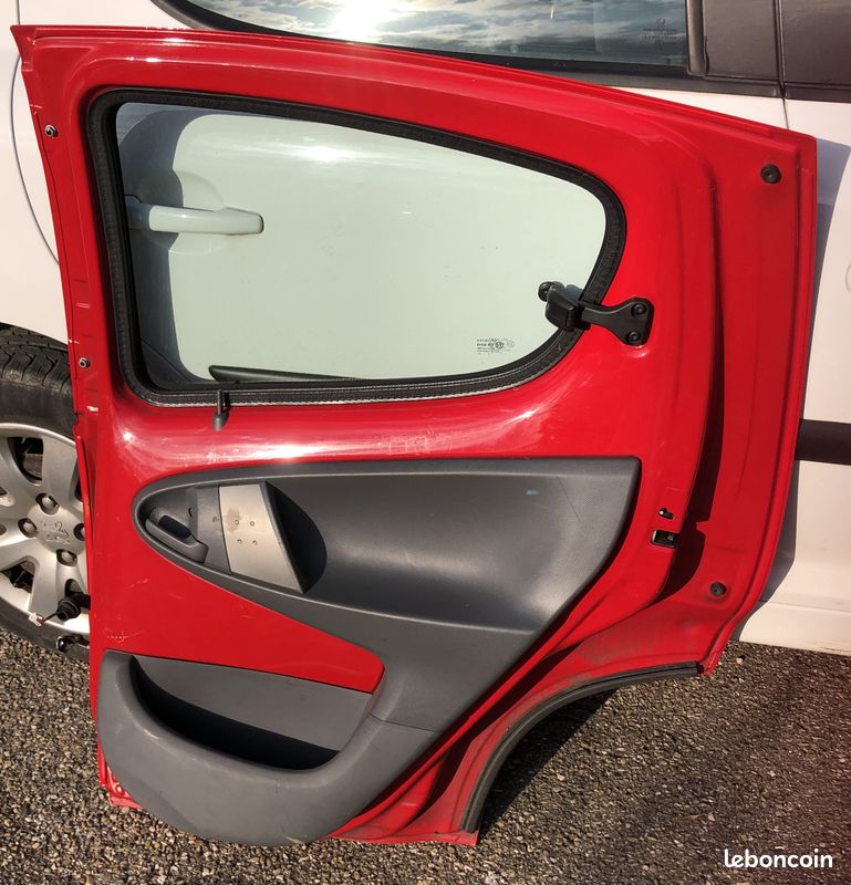 Porte Ar pour C1, 107 ou Aygo rouges, côté droit (image 2)
