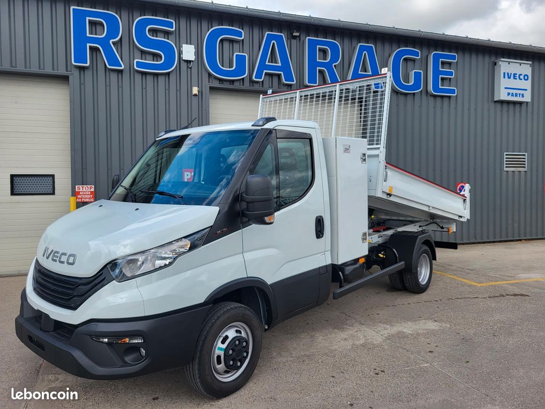 IVECO DAILY 35C18 H3.0 BVM6 PACK COMFORT + PACK CONSTRUCTION SIMPLE CABINE BENNE et COFFRE 03 PLACES comme NEUF avec CAMÉRA + MOTEUR 3 LITRES + SUSPENSION RENFORCÉE 13 LAMES ( Prix Vente 48 490 HT ) (image 12)