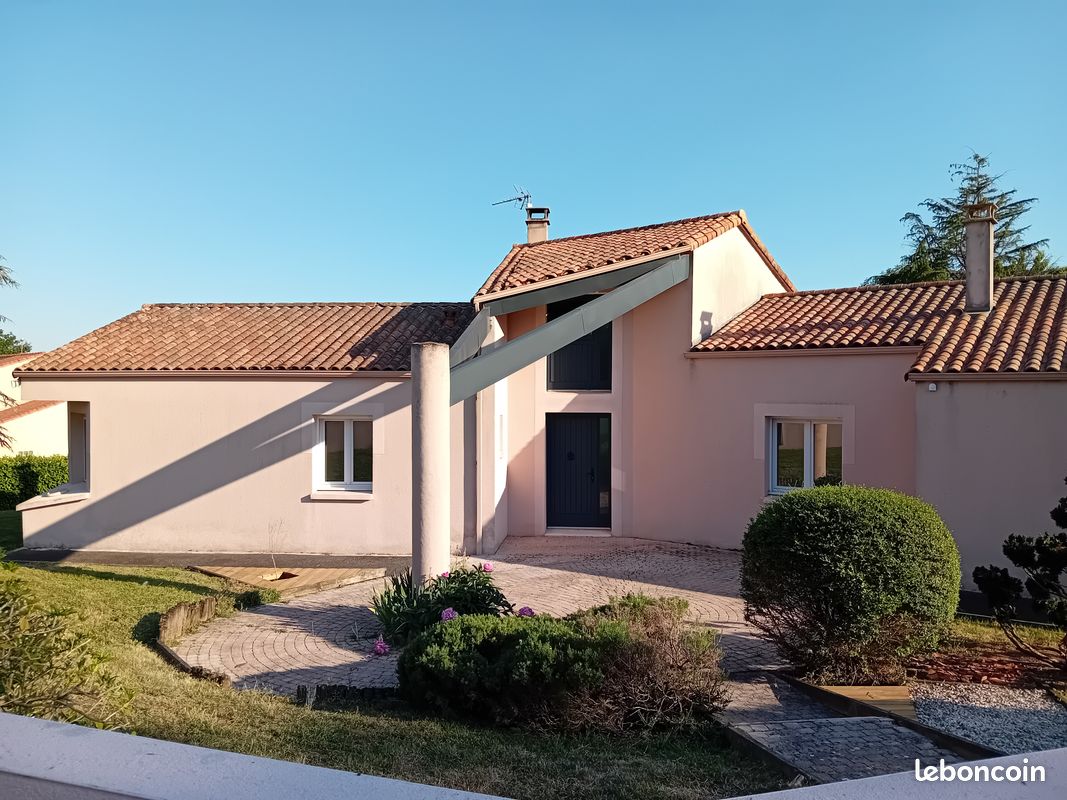Maison 6 pièces 200 m² · à Mervent · 200 m² · 260 000 €