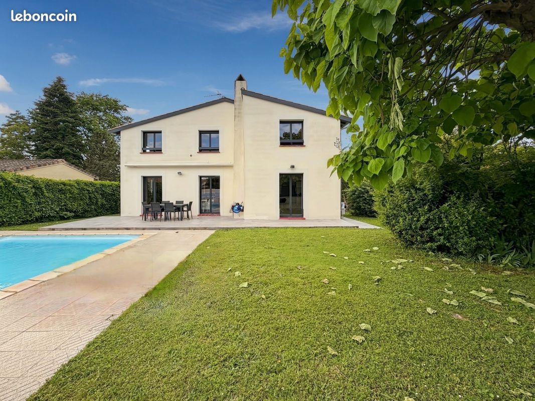 Maison 7 pièces 218 m² · à Frouzins · 218 m² · 579 000 €