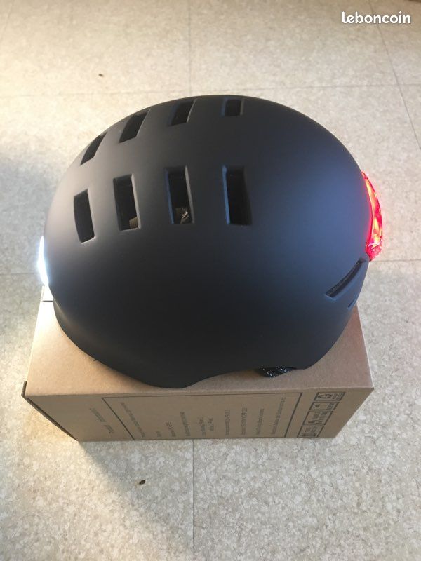 Casque avec lumière Led avant et arrière (image 3)