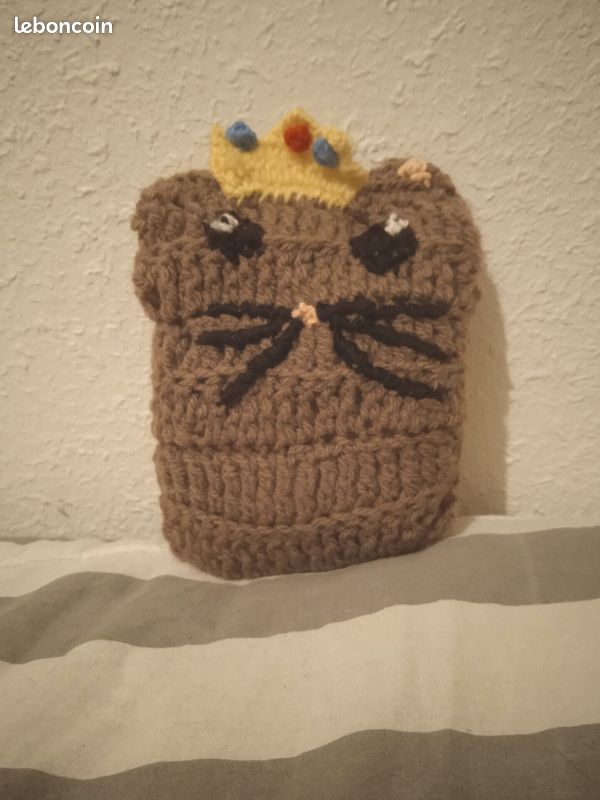 Peluche tricotée à la main - Chat royal avec couronne (image 1)