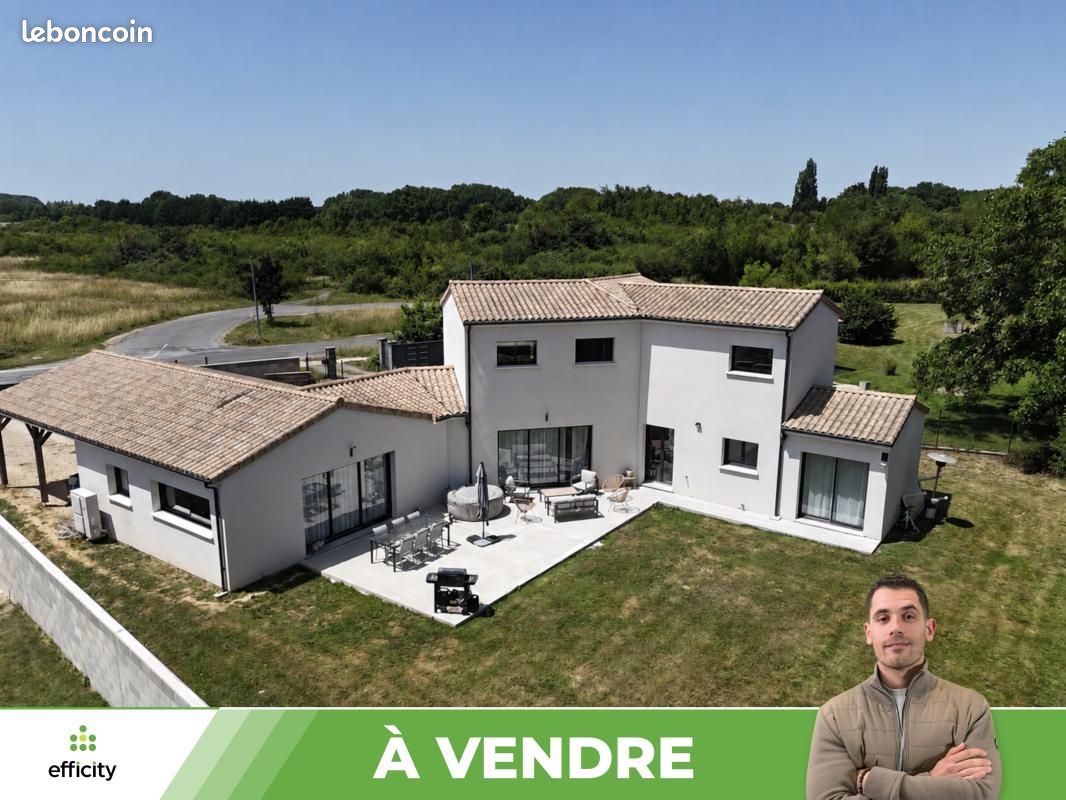 Maison 7 pièces 178 m² · à Fontaine-le-Comte · 178 m² · 428 000 €