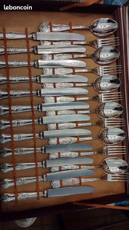 20 - Une ménagère en inox dans son écrin comprenant 12 couteaux, 12