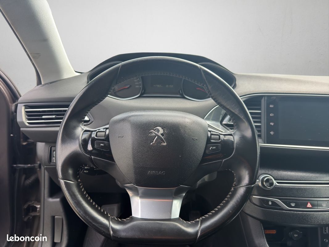 PEUGEOT 308 1.2 PureTech 110ch SS BVM5 Allure (image 16)