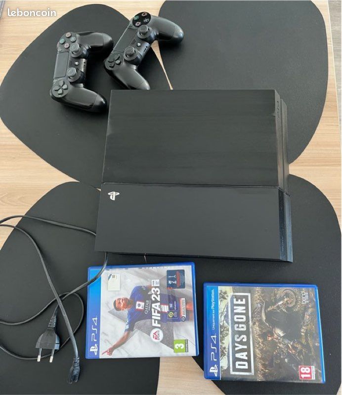 Ps4 (sans câble HDMI) avec deux manettes et deux jeux (image 1)