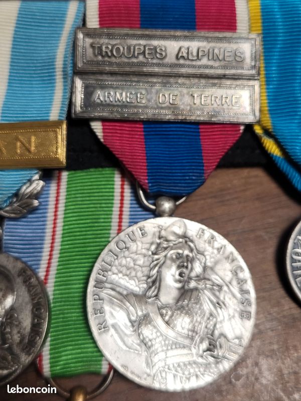 N°2 Ancienne Barrette Réduction De 7 medailles Militaire Medal