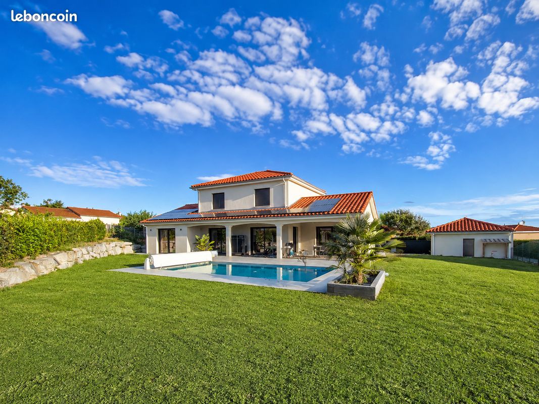 Maison 7 pièces 162 m² · à Lézigneux · 162 m² · 450 000 €