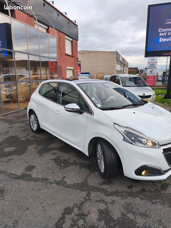 Peugeot 208 Allure 1.2 essence 110ch (image 2)