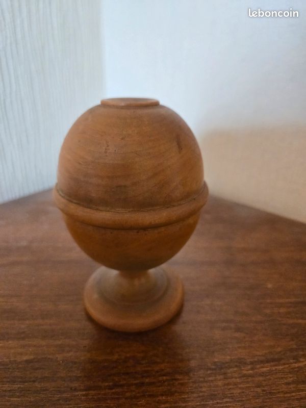 Boîte ancienne en bois tourné forme œuf sur piédestal - Art populaire / Brocante (image 1)