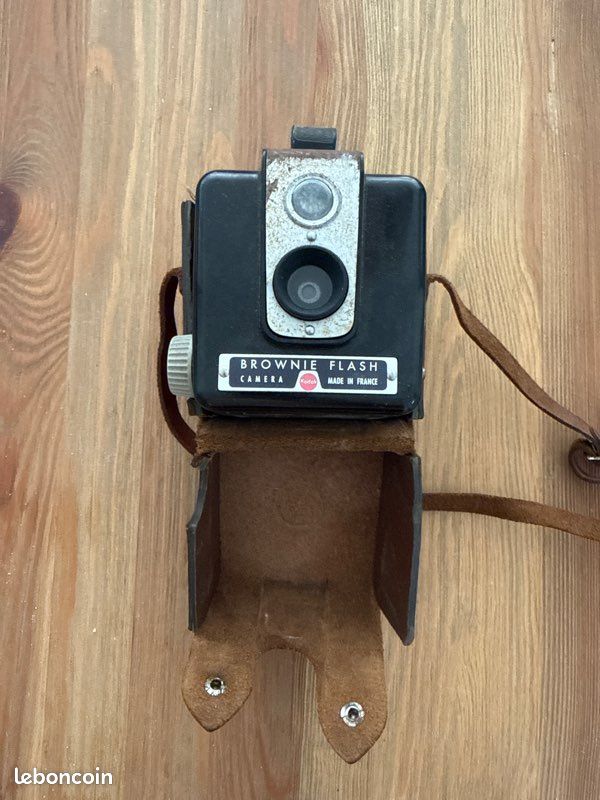 Kodak Brownie Flash Camera Vintage avec Étui Cuir - Appareil Photo Rétro Colle (image 1)