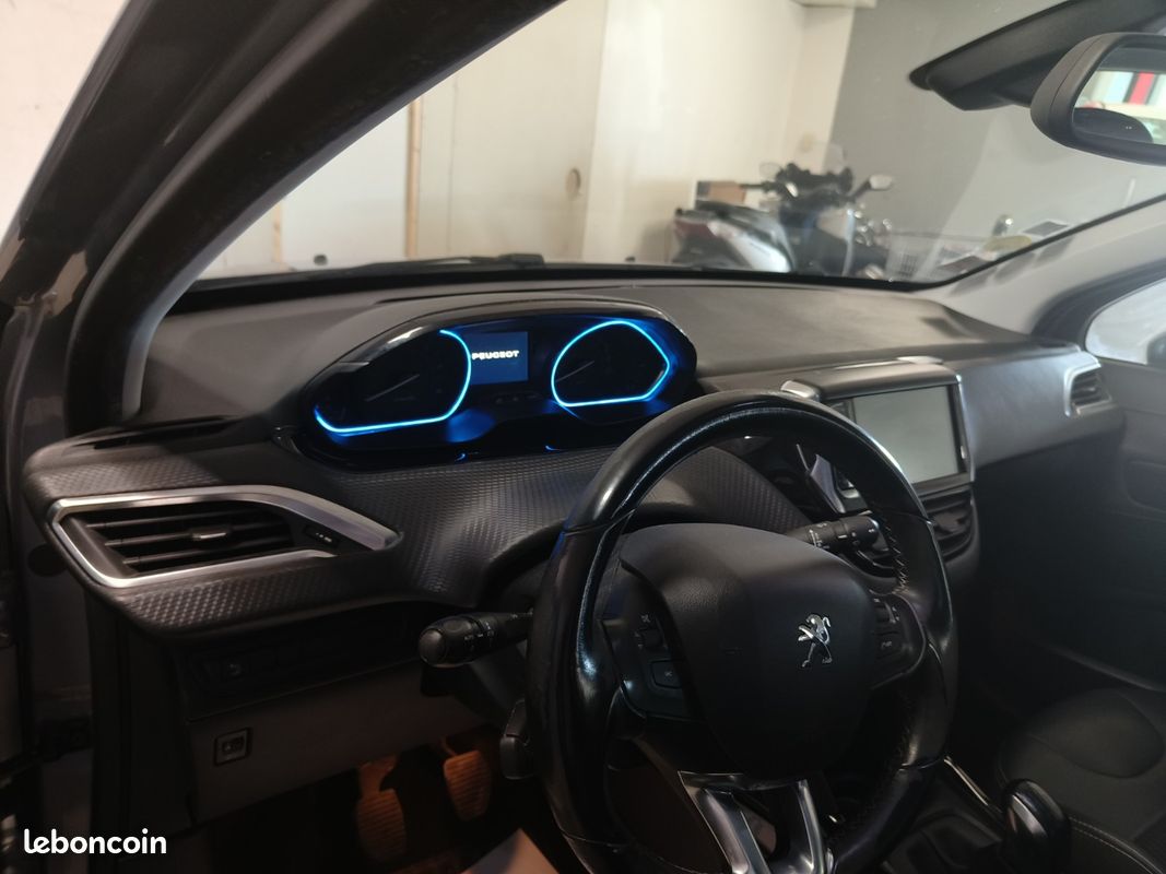 PEUGEOT 2008 1.6 BlueHDi 100ch BVM5 Allure (image 13)