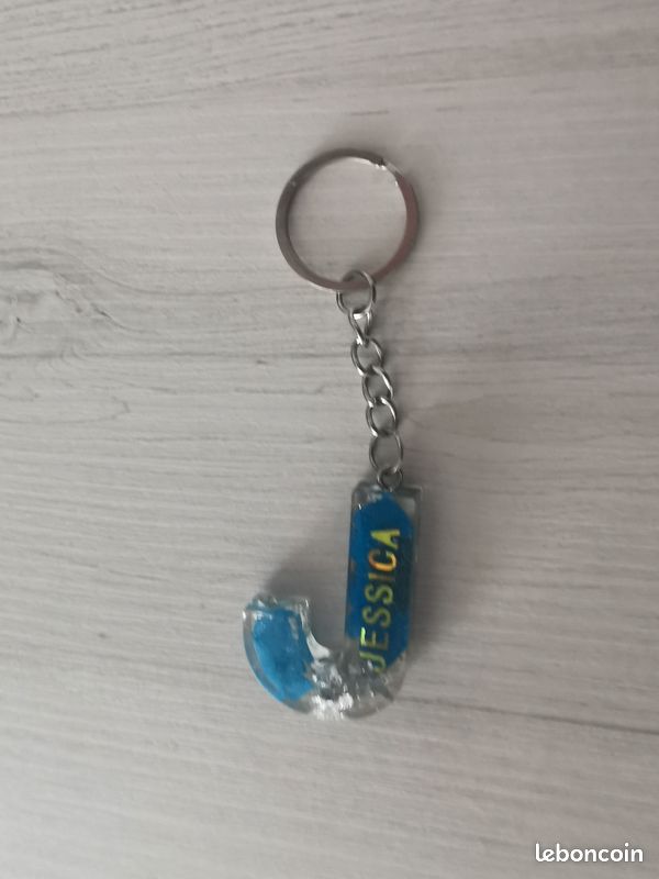Porte clé lettre en résine (image 6)